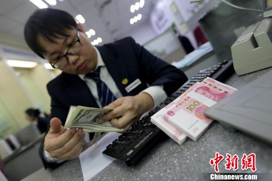 山西太原，銀行工作人員正在清點(diǎn)貨幣?！?jiān)啤z