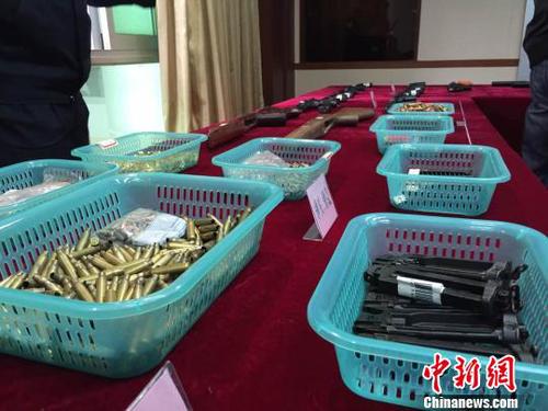 潮州警方破獲特大非法買賣、持有槍支彈藥犯罪團(tuán)伙，展示涉案槍支。　陳啟任攝