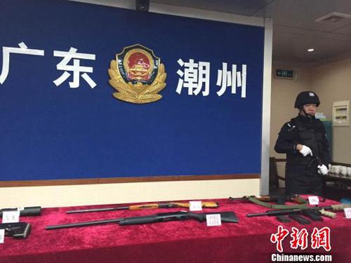 潮州警方破獲特大非法買賣、持有槍支彈藥犯罪團(tuán)伙，展示涉案槍支。　陳啟任攝
