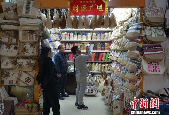 義烏國際商貿(mào)城內(nèi)，外商在挑選貨物 王剛 攝