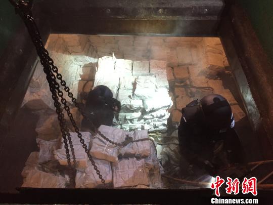 圖為緝私警察在走私船船艙搜查走私凍品?！钚l(wèi) 攝