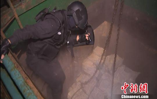 圖為緝私警察在走私船上查扣走私凍品?！钚l(wèi) 攝