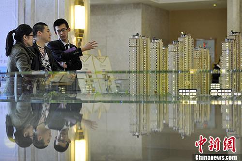 資料圖：置業(yè)顧問(wèn)向民眾推薦商品房戶型。 <a target='_blank' href='http://www.chinanews.com/'>中新社</a>記者 韋亮 攝