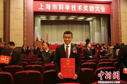 華山醫(yī)院神經外科專家吳勁松教授領銜的團隊歷時20年，探索建立了多項功能定位技術體系，實現(xiàn)腦功能區(qū)的精準保護，成功將腦功能區(qū)的腦腫瘤手術致殘率降低90%，達到國際先進水平。先相關研究項目榮獲2016年度上海市科技進步一等獎?！￡惽趭^ 攝