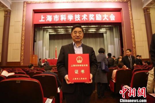 華山醫(yī)院皮膚科主任徐金華教授領銜的團隊歷時16年，通過基礎和臨床相結合的轉化醫(yī)學模式，提出了系統(tǒng)性紅斑狼瘡免疫治療新策略。研究人員率先采用奧曲肽治療系統(tǒng)性紅斑狼瘡，取得良好療效，相關項目榮獲2016年度上海市科技進步三等獎?！￡惽趭^ 攝