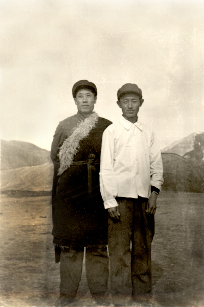 1965年西藏那曲縣那曲草原上，霍鐘權(quán)與那曲縣門堆鄉(xiāng)牧民頓珠合影。（圖片由霍老提供）