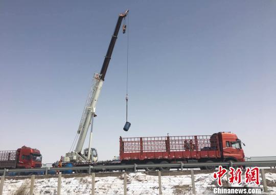 消防官兵趕赴現(xiàn)場處置。　謝春海 攝