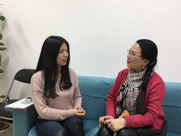 3、人大附中校團(tuán)委委員、初三畢業(yè)班班主任王清老師接受本文作者采訪。朱小林  攝影