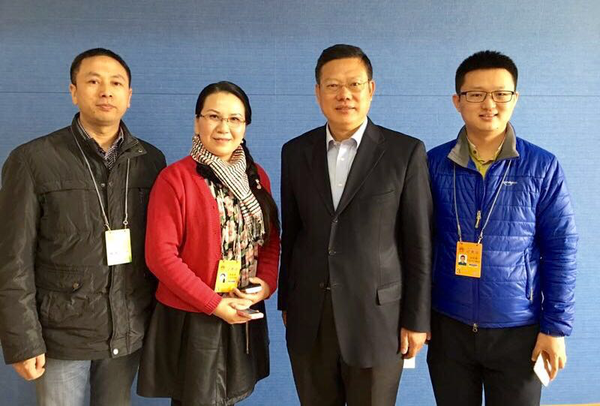 4、訪談結(jié)束，翟小寧校長(zhǎng)（右二）與本文作者（左二）和中外媒體記者朱小林（左一）、方永磊親切留影。   楊睿  攝影