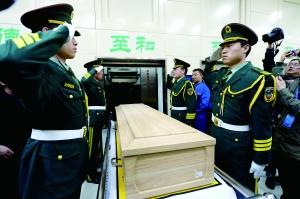 禮賓人員演示在遺體火化前向逝者敬禮的環(huán)節(jié)。
