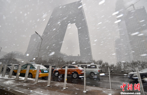 2月21日，北京多個地區(qū)迎來降雪天氣，預計降雪過程將持續(xù)至半夜?！按貉比缂s而至，整個城市一派銀裝素裹的景象。圖為雪中的央視大樓。<a target='_blank' href='http://www.chinanews.com/' >中新網(wǎng)</a>記者 金碩 攝