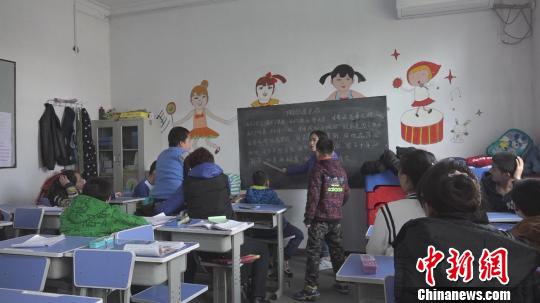 山西一家民辦自閉癥康復(fù)機構(gòu)因鄰居反感，7年搬家4次。圖為自閉癥孩子正在上音樂課。　張怡 攝