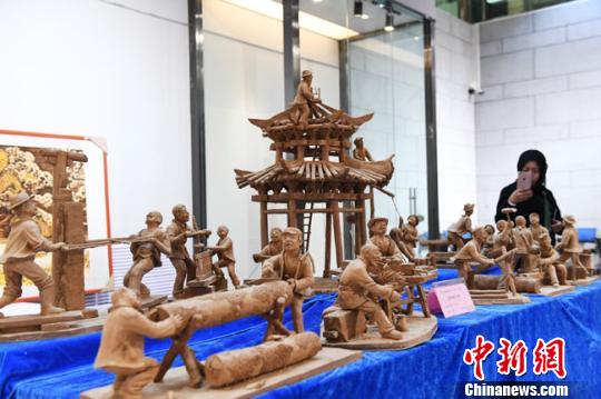經(jīng)過連日的比手藝亮絕活，來自甘肅省13個(gè)市州“能工巧匠”的130件工藝精品獲得第14屆甘肅省工藝美術(shù)“百花獎(jiǎng)”?！钇G敏 攝
