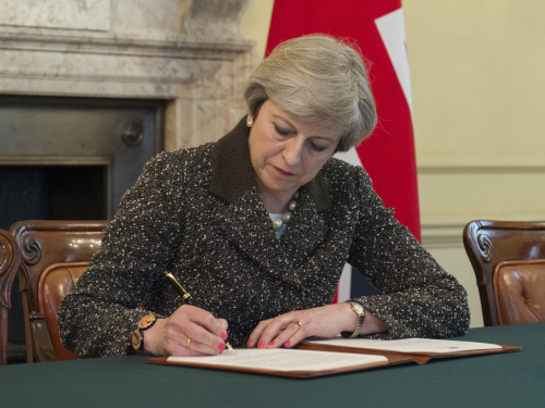 英國(guó)首相特蕾莎·梅正式簽署“脫歐”信件。（圖片來源：英國(guó)首相府官方社交網(wǎng)絡(luò)賬號(hào)）