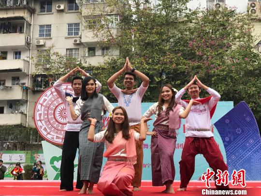 圖為廣西醫(yī)科大學(xué)的留學(xué)生身著各自國家的傳統(tǒng)服飾在現(xiàn)場表演。鐘建珊 攝