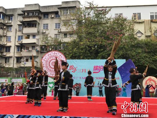 圖為小學(xué)生們身著壯族服飾表演節(jié)目。鐘建珊 攝