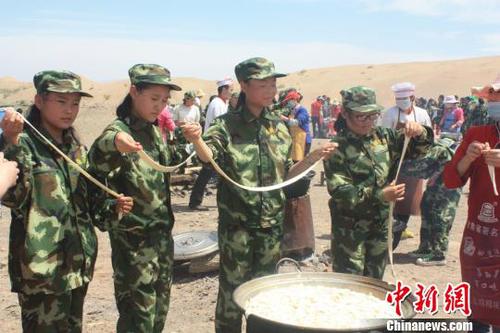 資料圖：野外拉練，學(xué)生自己做飯。　鐘欣 攝