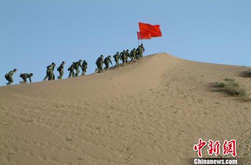 資料圖：學(xué)生沙漠訓(xùn)練?！＄娦?攝