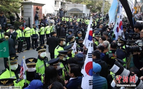 樸槿惠以犯罪嫌疑人身份出庭接受逮捕必要性審查。大量警察被部署在法院外，維護(hù)治安。