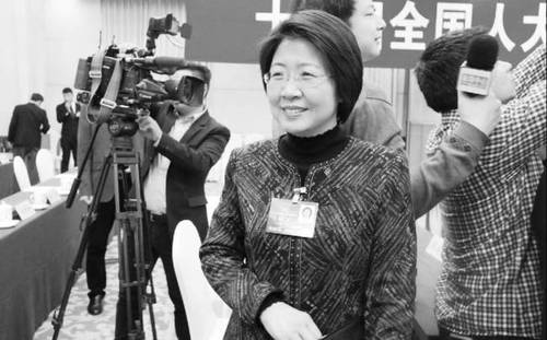 作為為數(shù)不多的來自礦業(yè)城市的女性全國人大代表，昔日趙海燕頗受關(guān)注。