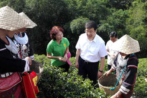 巴特爾在五指山市通什鎮(zhèn)番賽村調(diào)研少數(shù)民族發(fā)展資金產(chǎn)業(yè)扶貧項目