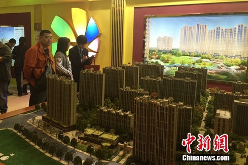 2016年北京春季房展會固安樓盤展區(qū)。<a target='_blank' href='http://www.chinanews.com/' >中新網(wǎng)</a> 種卿 攝