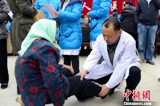 圖為青海省醫(yī)務(wù)工作者扶貧義診。(資料圖) 孫瑩 攝