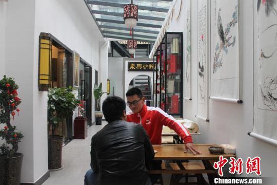 “眾興沙龍”提供文化交流及服務(wù)。　東強 攝