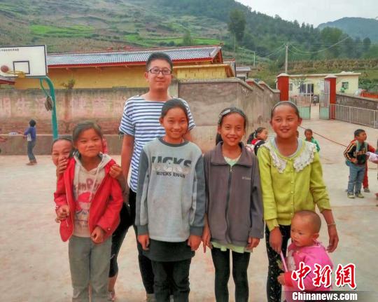 圖為楊早龍和大涼山的孩子們在一起?！∈茉L者供圖 攝