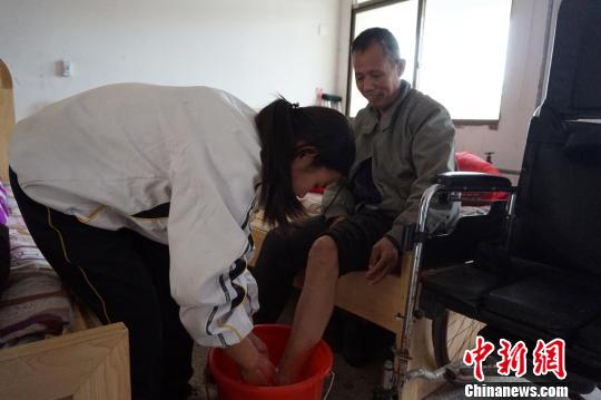 照顧癱瘓父親3年江西16歲“最美中學(xué)生”撐起一個(gè)家