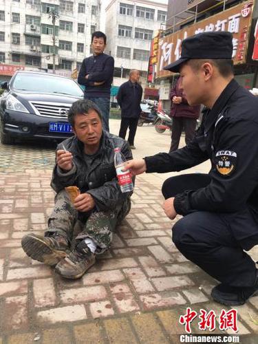 安徽一醉酒男子路邊酣睡民警守護(hù)防被車(chē)撞（圖）
