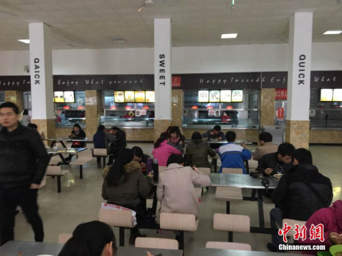 資料圖：某高校食堂。燕武 阿琳娜 攝影報(bào)道