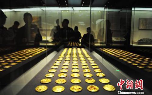 展覽中，數(shù)百件金餅、馬蹄金、麟趾金、金板等給人以視覺上的沖擊和震撼?！⒄祭?攝