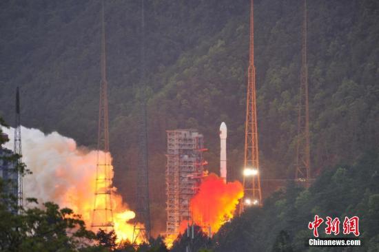 4月12日19時04分，中國西昌衛(wèi)星發(fā)射中心成功發(fā)射實(shí)踐十三號衛(wèi)星。實(shí)踐十三號衛(wèi)星是中國首顆高通量通信衛(wèi)星，這顆衛(wèi)星首次在高軌道上應(yīng)用激光通信和電推進(jìn)等技術(shù)，通信總?cè)萘窟_(dá)20G以上，超過我國此前所有通信衛(wèi)星容量的總和。 葉樂峰 攝