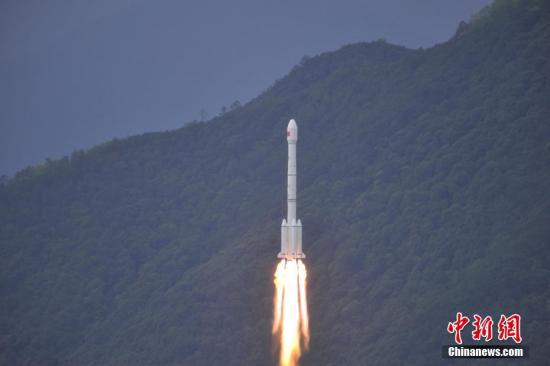 實踐十三號衛(wèi)星被譽為“超級空中路由器”。這顆衛(wèi)星不受地面條件的限制，可為偏遠地區(qū)，移動中的飛機、高鐵、車輛、輪船等提供優(yōu)良的寬帶信號服務(wù)。 葉樂峰 攝
