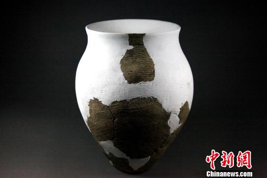 貴州省貴安新區(qū)牛坡洞遺址出土的陶器?！「队佬?攝