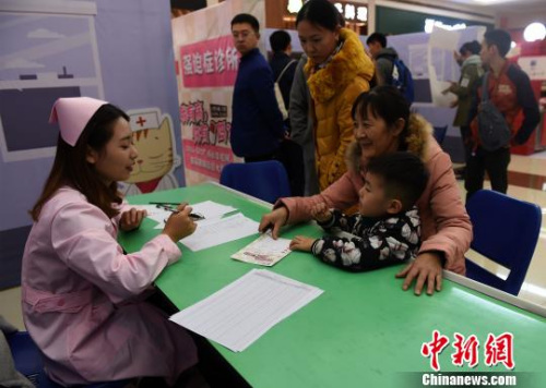 活動(dòng)現(xiàn)場(chǎng)，市民正在向護(hù)士咨詢?nèi)绾沃委熓甙Y。　周毅 攝