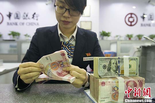 資料圖：山西太原，銀行工作人員正在清點(diǎn)貨幣。 <a target='_blank' href='http://www.chinanews.com/'>中新社</a>記者 張?jiān)?攝