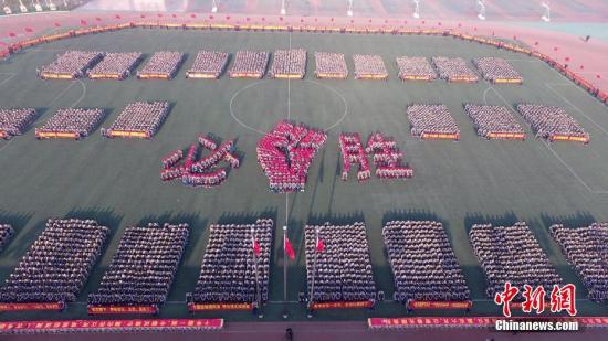 資料圖：2月27日，河北衡水二中舉行了“燃青春，磨利劍，戰(zhàn)百天，奪桂冠”高考百日誓師大會。衡水二中 供圖