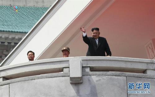 4月15日，在朝鮮首都平壤，朝鮮最高領(lǐng)導人金正恩(右)向參加群眾游行的平壤市民揮手致意。朝鮮15日在平壤舉行紀念金日成誕辰105周年的閱兵式和群眾游行，并展示了朝鮮最先進的導彈裝備。 新華社記者 朱龍川 攝 圖片來源：新華網(wǎng)