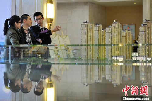 資料圖：置業(yè)顧問向民眾推薦商品房戶型。 <a target='_blank' href='http://www.chinanews.com/'>中新社</a>記者 韋亮 攝