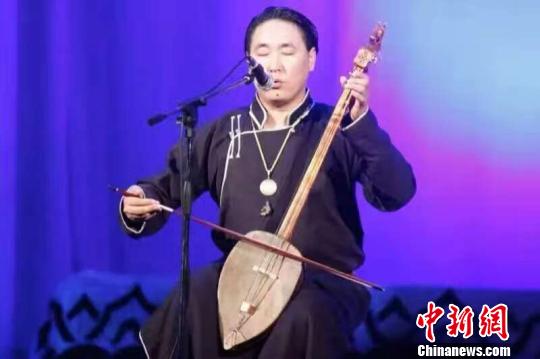 圖為青年呼麥表演者青龍的演出劇照。呼和浩特民族演藝集團(tuán) 供圖