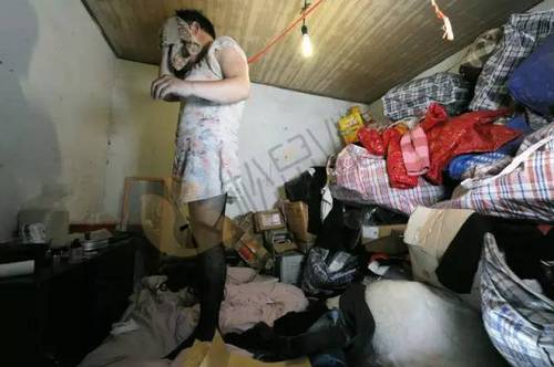 46歲男子屋里放滿高跟鞋 每個(gè)月都來(lái)