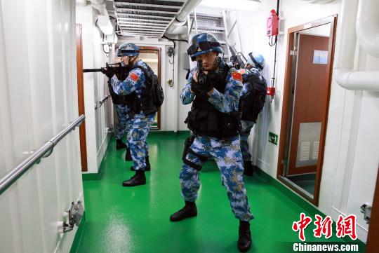 特戰(zhàn)隊(duì)員進(jìn)行艙室搜索訓(xùn)練?！×纸　z
