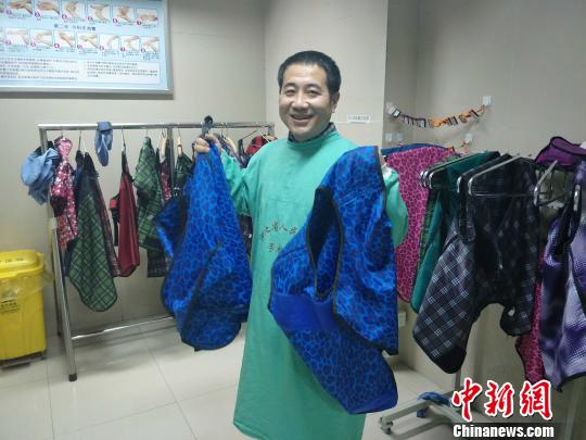 黨懿展示心內(nèi)科醫(yī)生做心臟介入手術(shù)時需要穿的鉛衣，全套共重36斤。　崔濤 攝