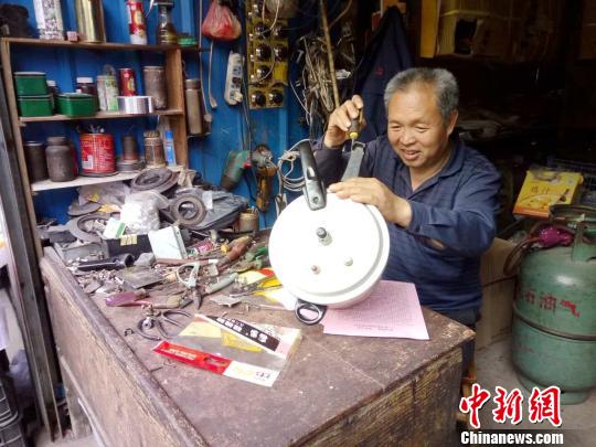 圖為陳上付在修理高壓鍋?！翘K梅 攝