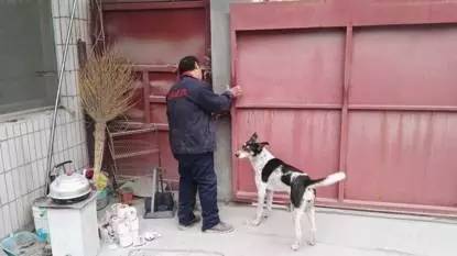 問題企業(yè)一人員強行鎖門，扣留督查人員。圖片來自環(huán)保部官方微信公眾號
