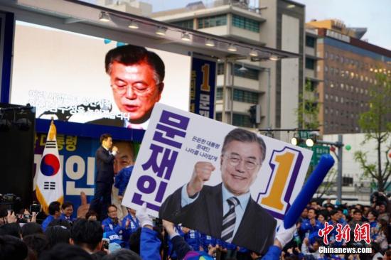 4月17日，韓國最大在野黨共同民主黨總統(tǒng)候選人文在寅（圖中）在首爾光化門廣場參加競選造勢活動。韓國第19屆總統(tǒng)選舉競選活動當日正式啟動，包括國會5大黨派代表在內(nèi)的15名候選人將在22天的法定競選期間奔走全國各地展開“拉票大戰(zhàn)”。 <a target='_blank' href='http://www.chinanews.com/'>中新社</a>記者 吳旭 攝