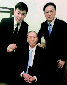 ▲譚家三代：譚元壽（中）、譚孝曾（右）、譚正巖（左）
