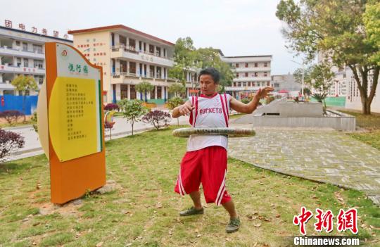 圖為轉(zhuǎn)動53斤重呼啦圈?！↑S水林 攝